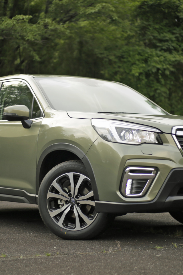 Внедорожник Subaru Forester, 2019 года в лесу