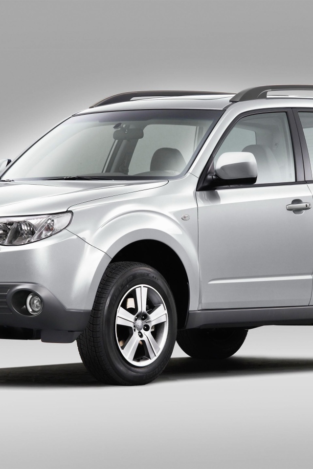 Серебристый автомобиль Subaru Legacy, 2019