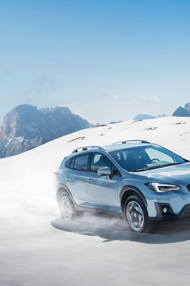 Внедорожник Subaru XV на заснеженном склоне