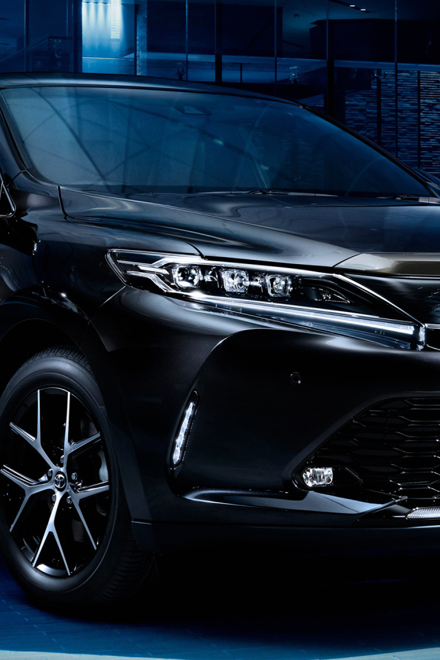 Черный стильный автомобиль Toyota Harrier  2018 года