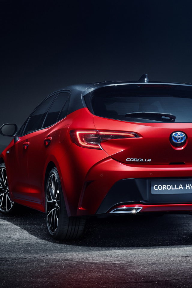 Красный автомобиль Toyota Corolla Hybrid, 2018 года вид сзади