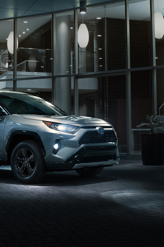 Серебристый внедорожник Toyota RAV4, 2019