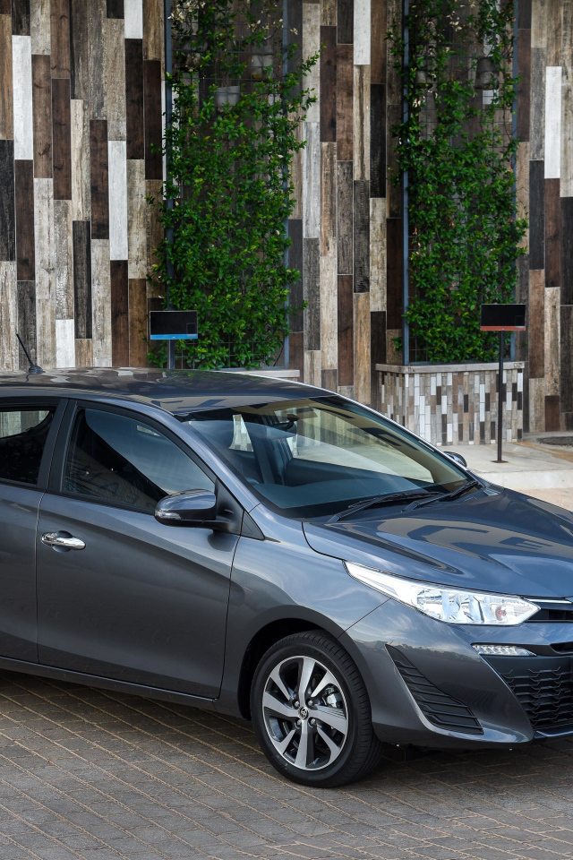 Серебристый автомобиль Toyota Yaris, 2018