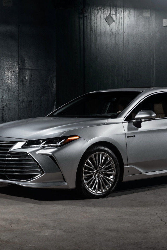 Серебристый новый автомобиль Toyota Avalon Hybrid, 2019