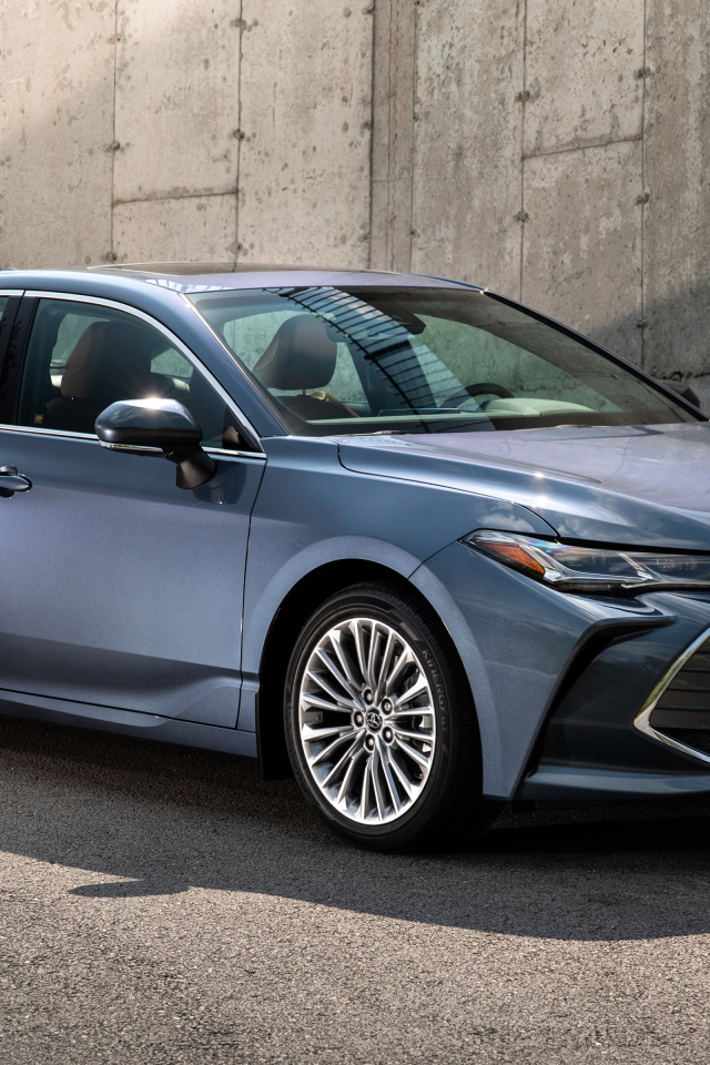 Стильный серебристый автомобиль Toyota Avalon, 2019