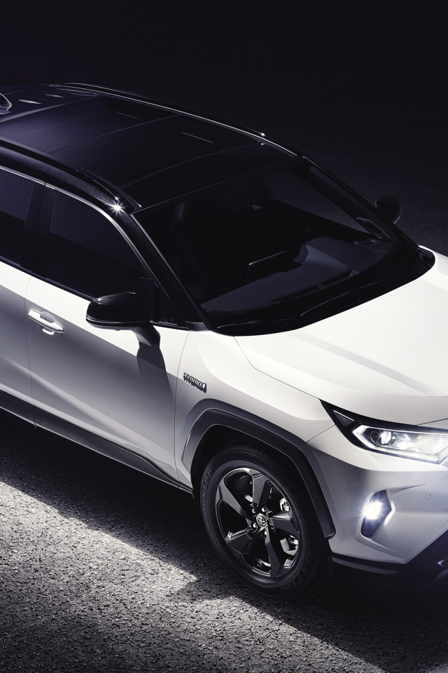 Белый внедорожник Toyota RAV4, 2019