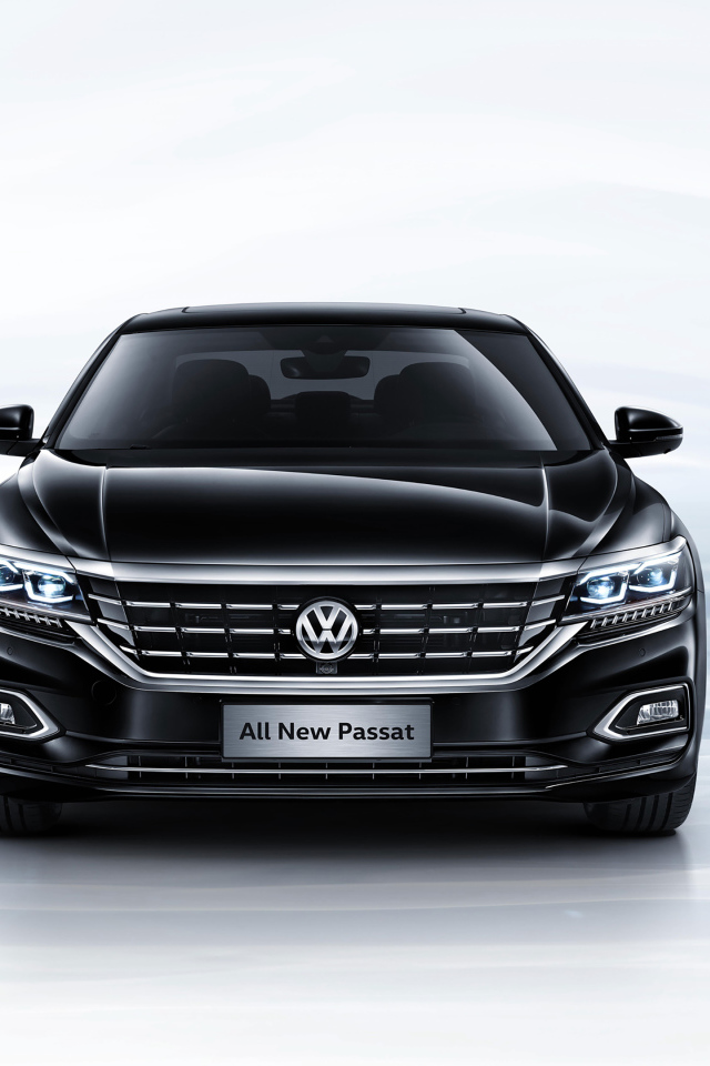 Черный автомобиль Volkswagen Passat 380 TSI вид спереди