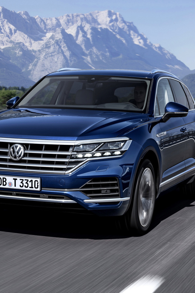 Синий автомобиль Volkswagen Touareg,  2018 на трассе 