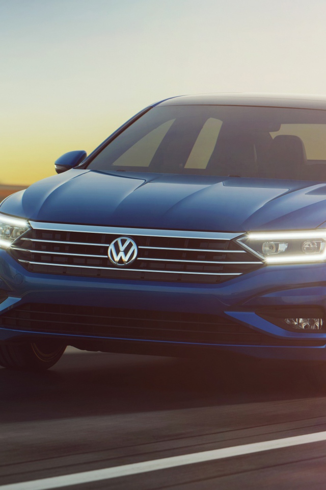 Синий автомобиль Volkswagen Jetta, 2019 на трассе