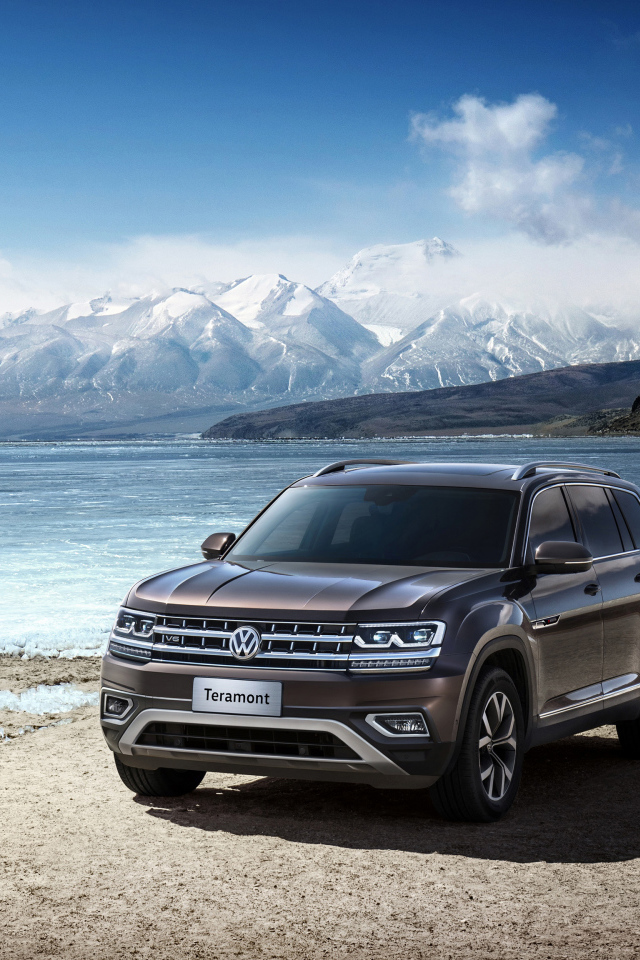 Автомобиль внедорожник Volkswagen Teramont, 2019 на фоне гор
