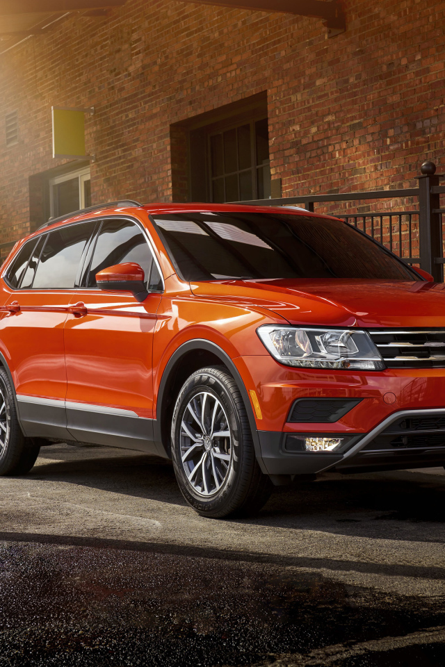Красный внедорожник Volkswagen Tiguan, 2018 года в городе