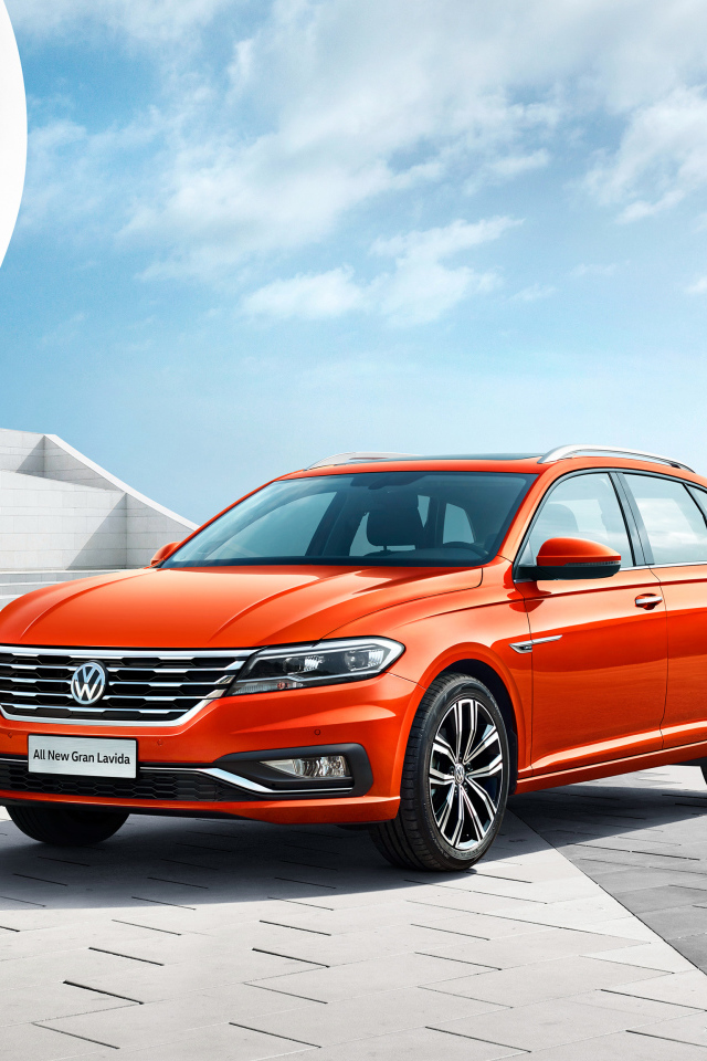 Красный автомобиль Volkswagen Gran Lavida, 2018