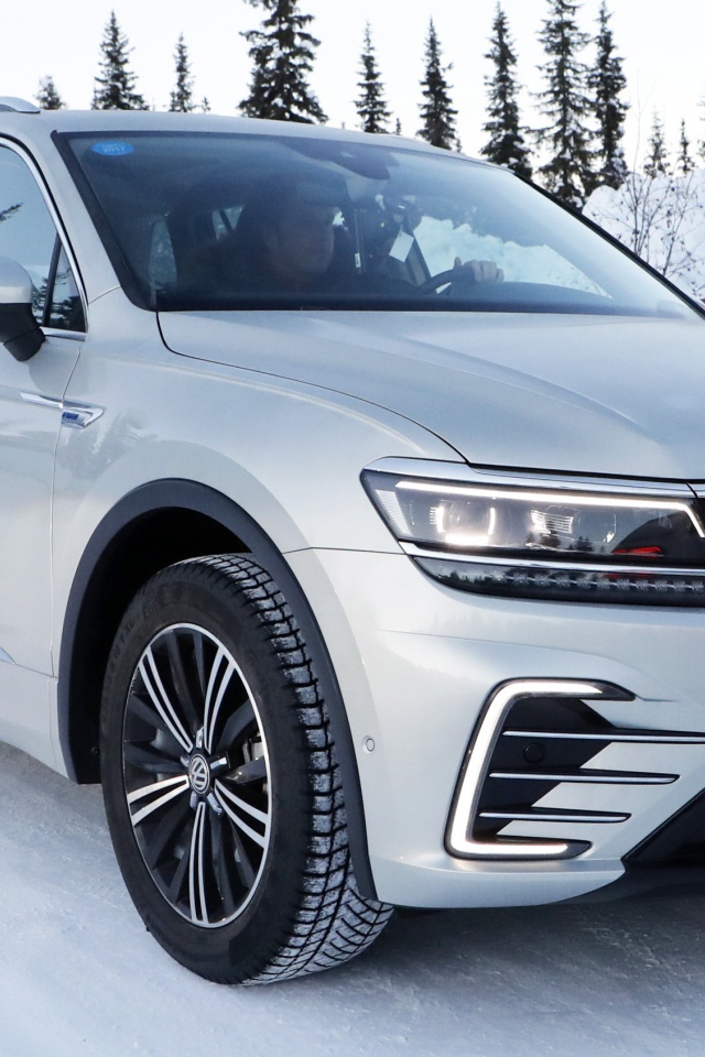 Серебристый внедорожник Volkswagen Tiguan, 2019 года на снегу