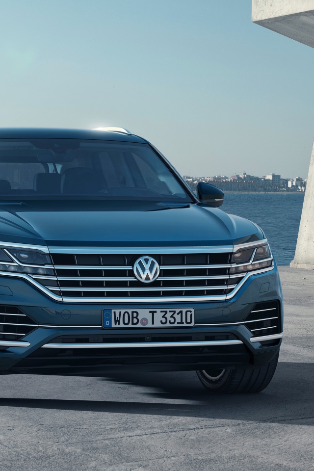 Стильный немецкий автомобиль Volkswagen Touareg 2018