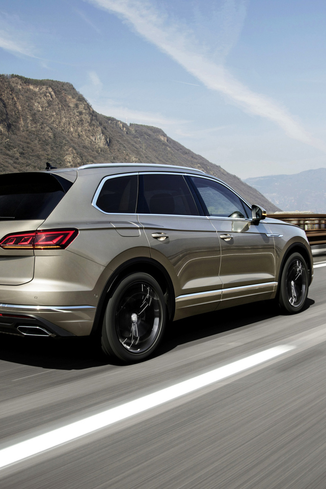 Автомобиль Volkswagen Touareg, 2018 года на трассе