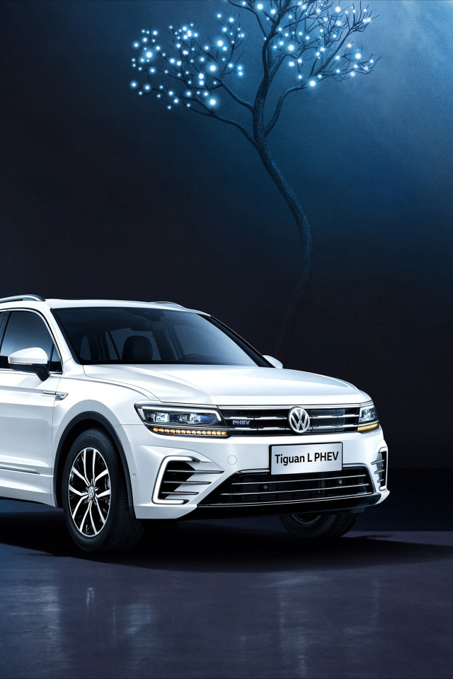 Белый внедорожник Volkswagen Tiguan L PHEV, 2018