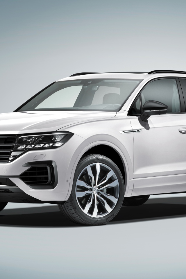 Белый автомобиль Volkswagen Touareg 2018 R-Line