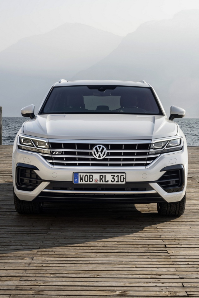 Белый автомобиль Volkswagen Touareg, 2018 года на мосту