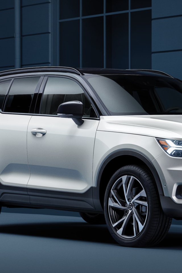 Белый внедорожник Volvo XC40, 2019