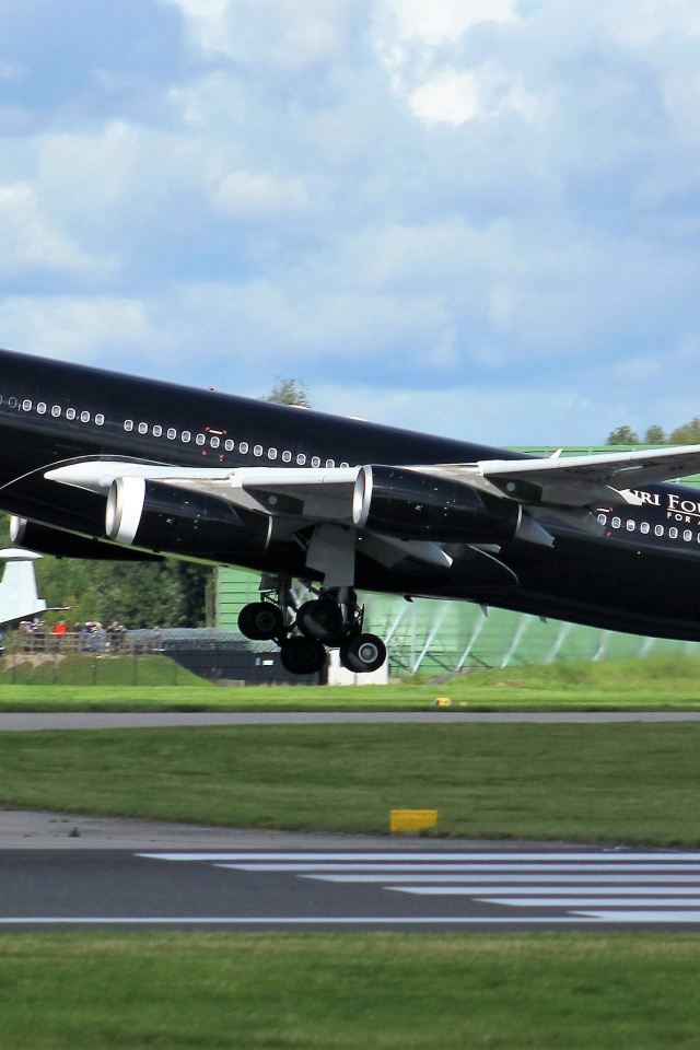 Черный пассажирский самолет Airbus A340-313 на взлете