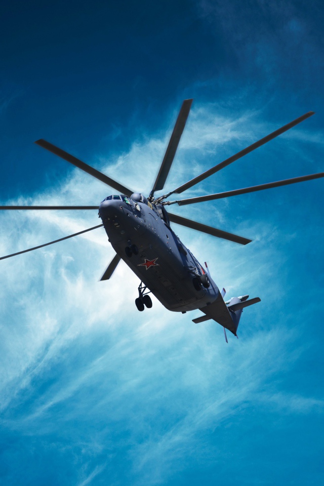 Военный вертолет Mil Mi-26 в голубом небе