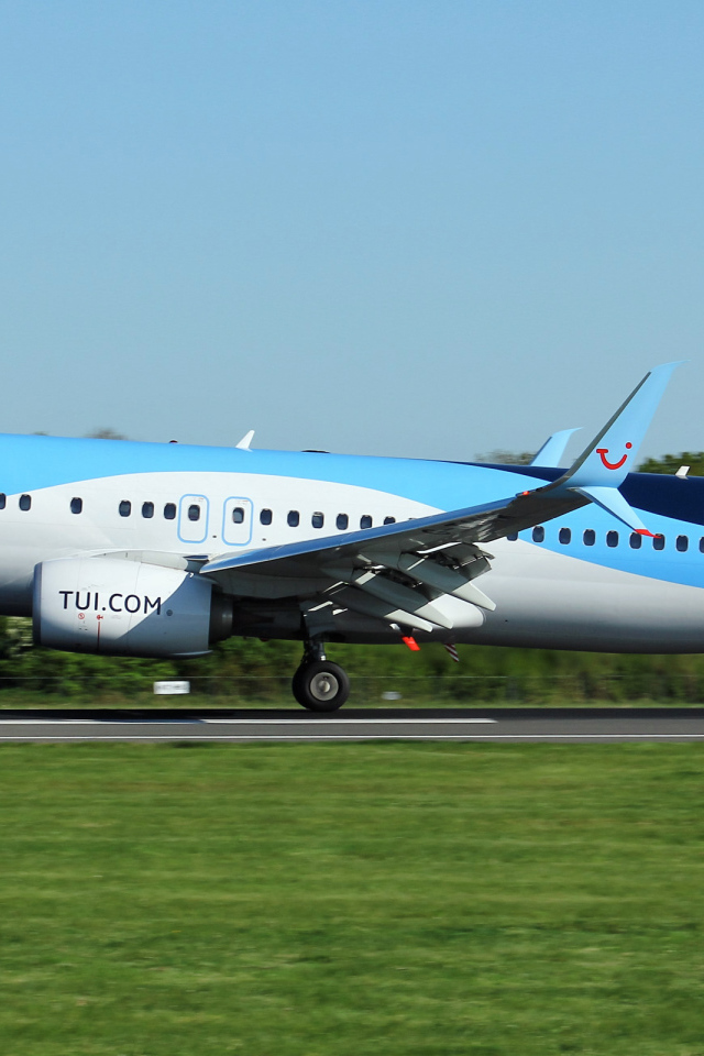 Пассажирский самолет Boeing 737-8K5 готовится к взлету