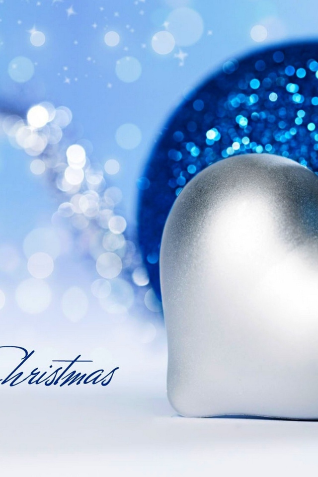 Голубая и серебряная елочные игрушки на Рождество 2019