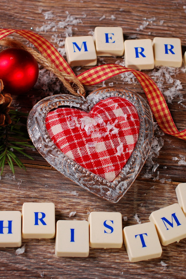 Сердечко с еловой веткой и игрушками с кубиками на Рождество