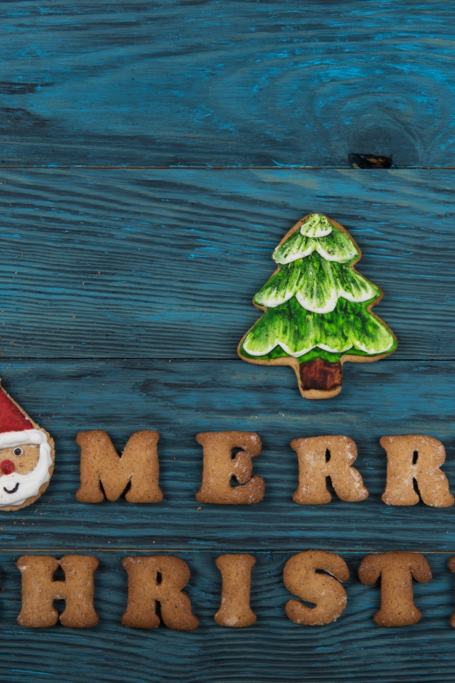 Печенье с надписью Merry Christmas на голубом столе