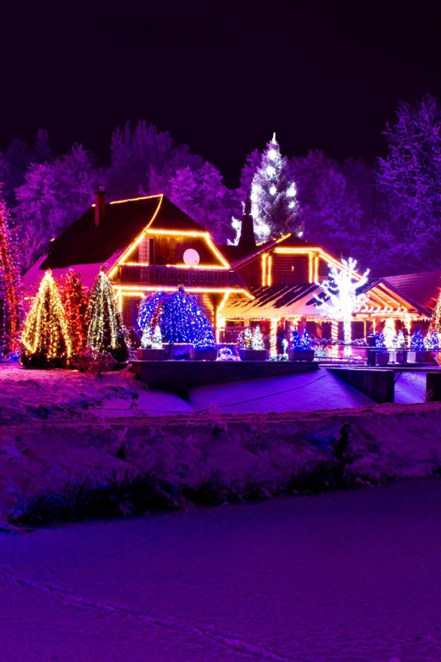 Дом красиво украшен на Рождество 