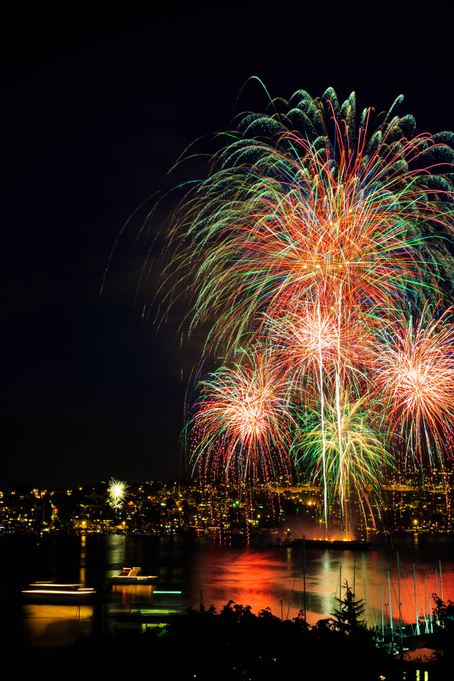Красивый праздничный фейерверк над городом