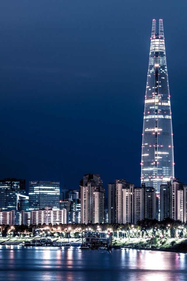 Огни ночного города отражаются в воде