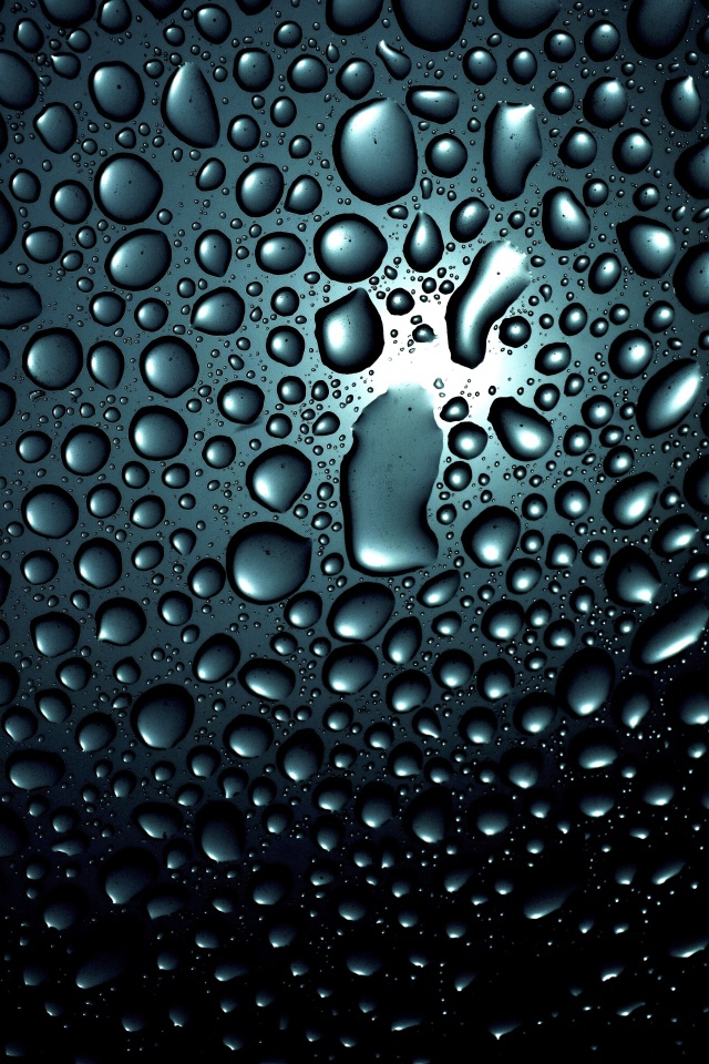 Много капель воды на черном фоне