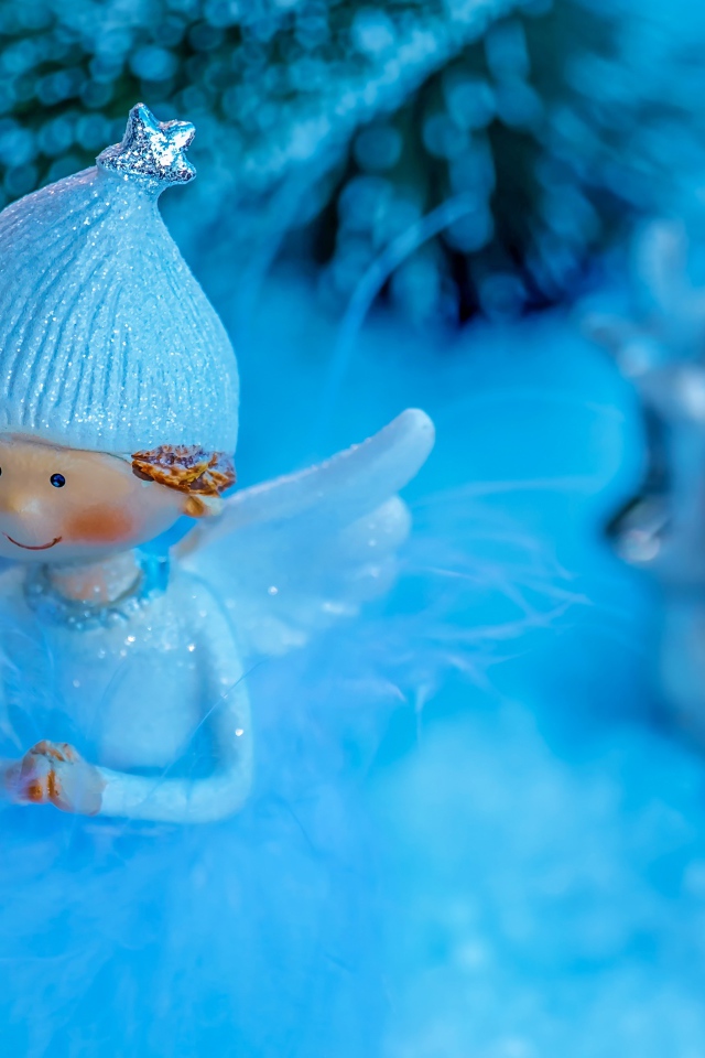 Статуэтка ангелочка на голубом фоне