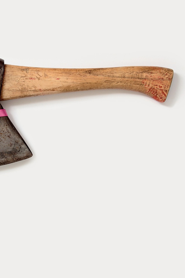 Топор с бантиком на сером фоне