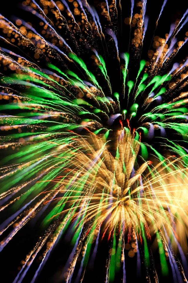 Красивые разноцветные искры праздничного салюта на черном фоне