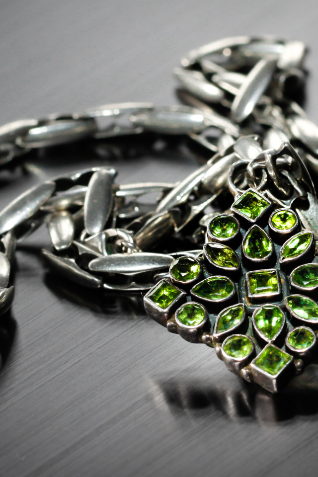 Красивое украшение с камнями на сером фоне