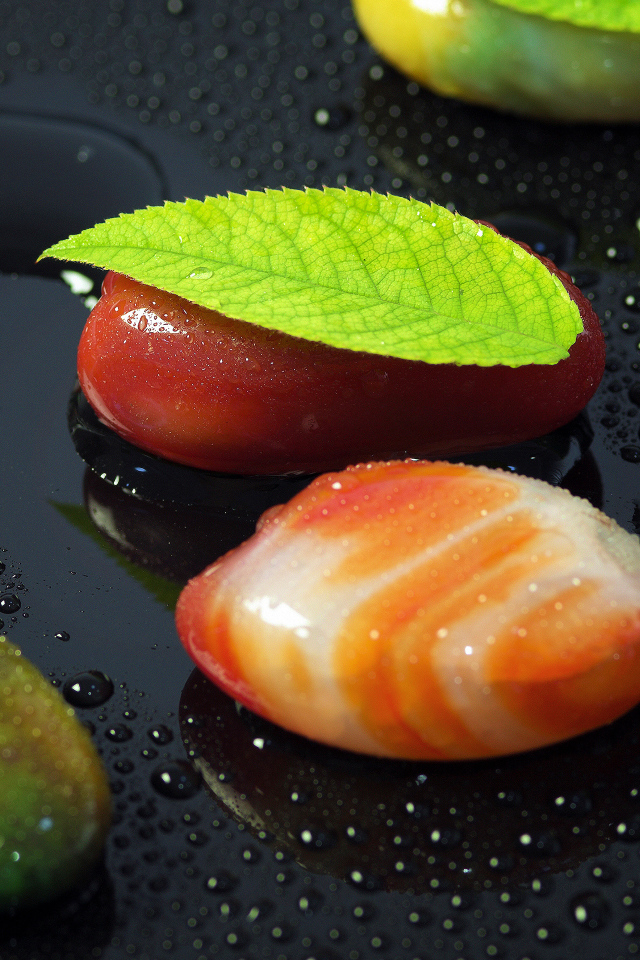 Красивые камни на черной мокрой поверхности