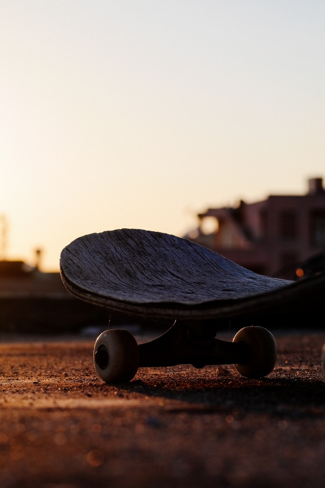 Доска для скейтборда на фоне заката
