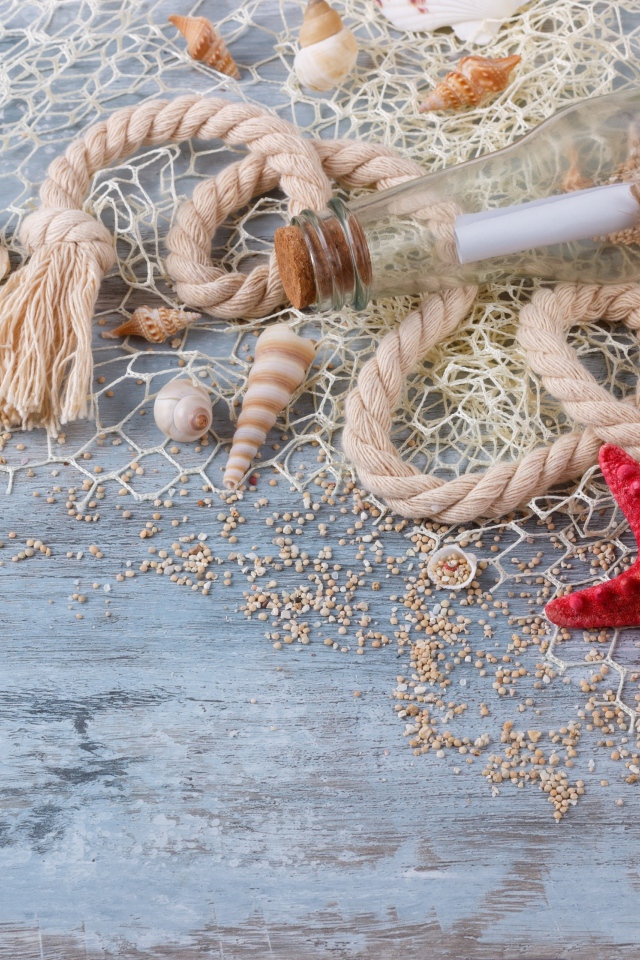Бутылка с запиской, ракушки, сетка, канат и красная морская звезда 