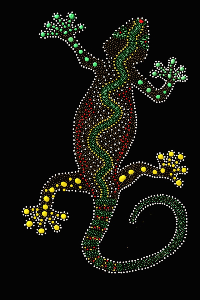 Блестящий геккон на черном фоне