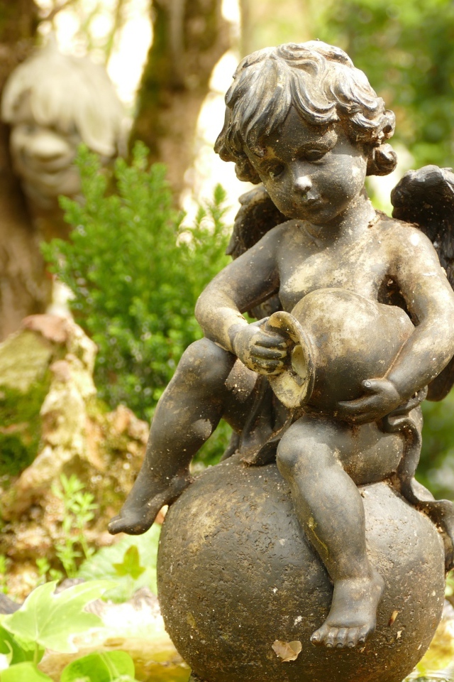 Бронзовая статуя ангела в парке