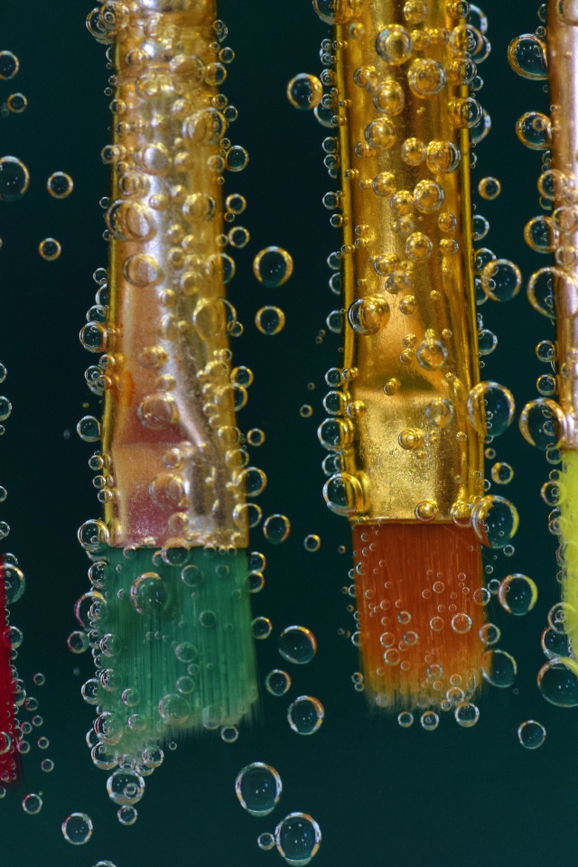 Кисточки в воде в пузырьках