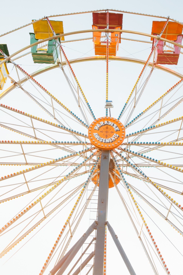 Карусель колесо обозрения на сером фоне