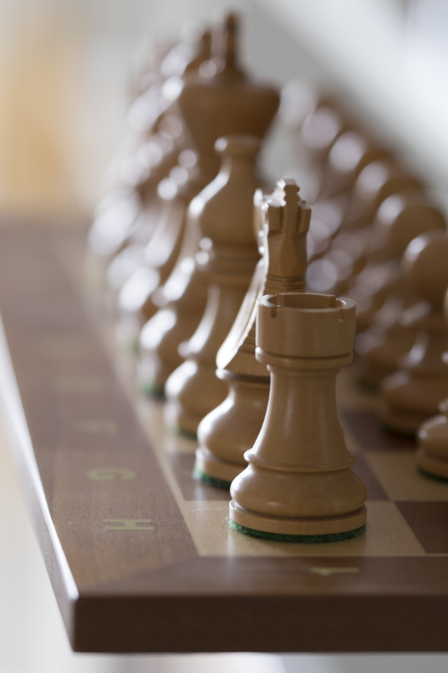 Шахматная доска с деревянными большими шахматами