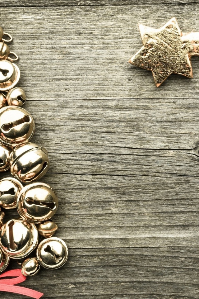 Елка из колокольчиков на деревянном фоне