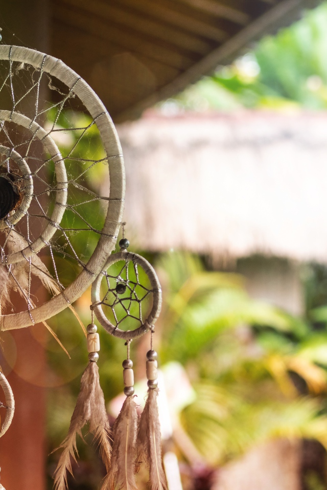 Декоративный ловец снов висит у дома