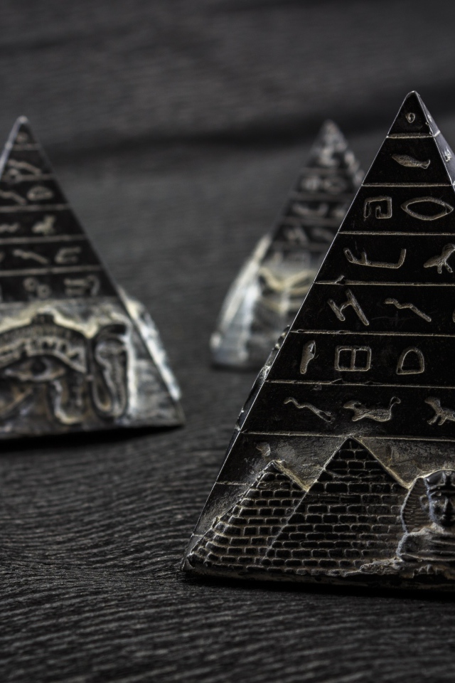 Фигурки пирамиды с символами крупным планом