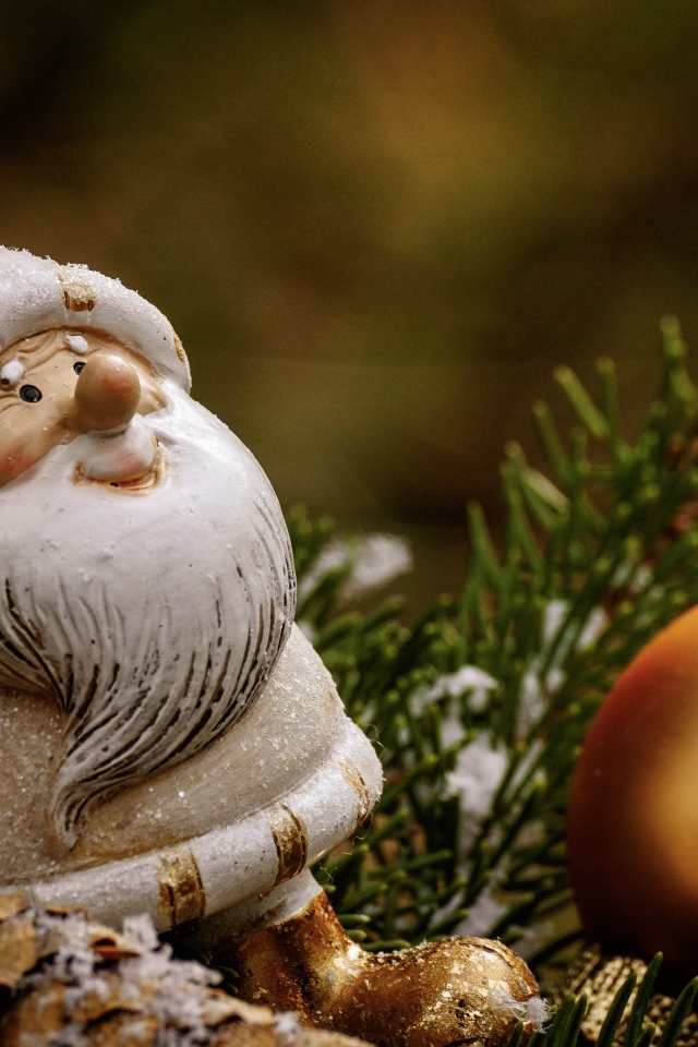 Фигурка гнома шишкой и елочным шаром