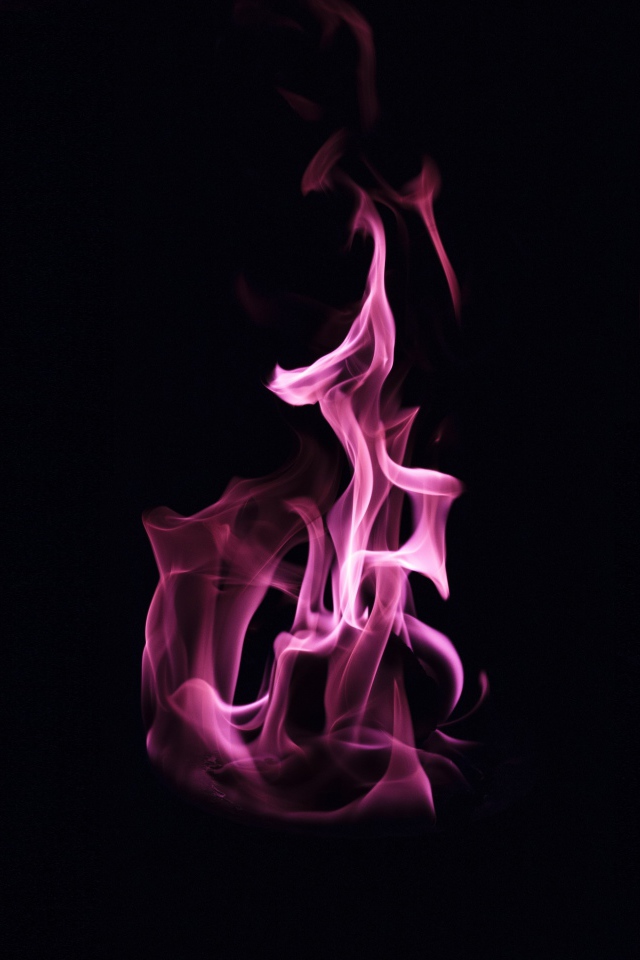 Сиреневое пламя на черном фоне